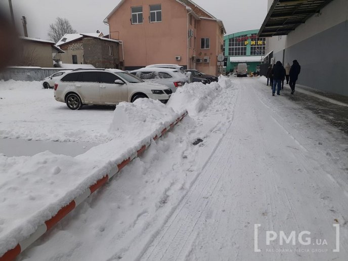 Центр Мукачева потопає у снігу. Дороги і тротуари не розчищені – 12