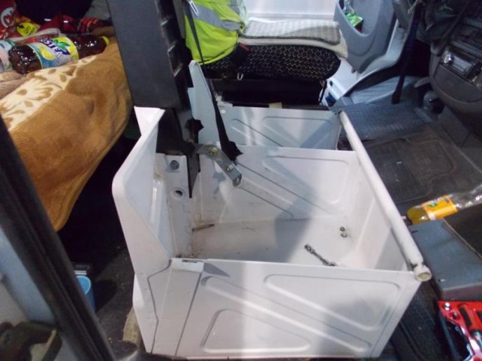 Чопські прикордонники вилучили у контрабандиста мікроавтобус "Mercedes" через незаконне ввезення 127 пачок сигарет – 04