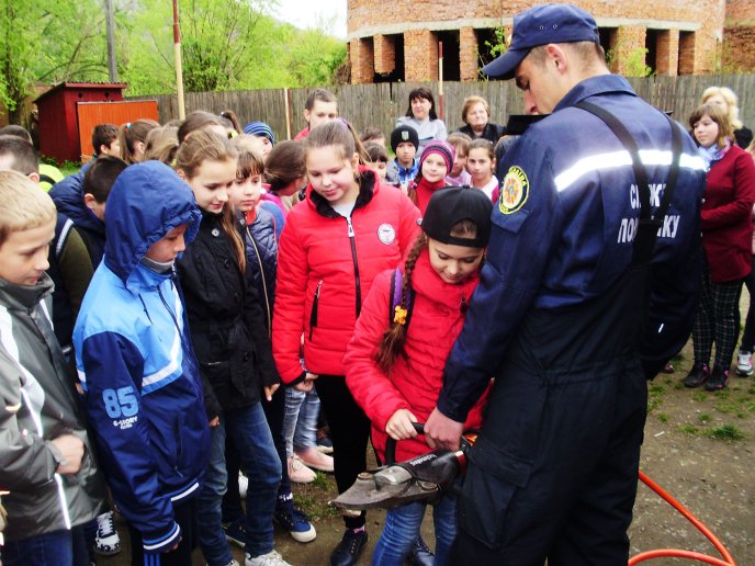 Рятувальники Великоберезнянщини вчили жителів села Забрідь правилам безпеки життєдіяльності – 05