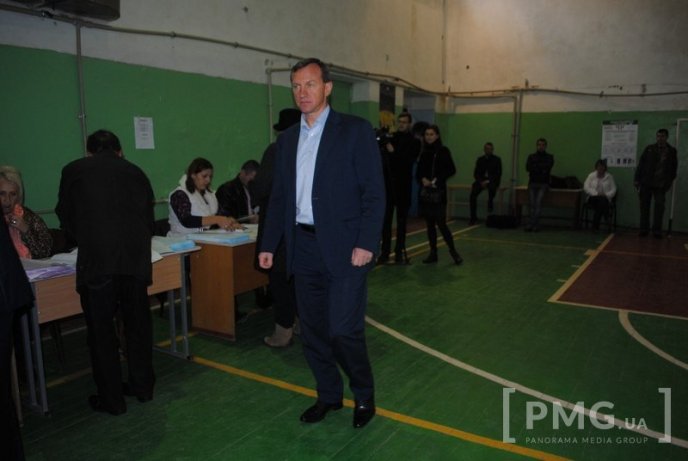 Богдан Андріїв віддав свій голос на одній з дільниць Ужгорода – 04
