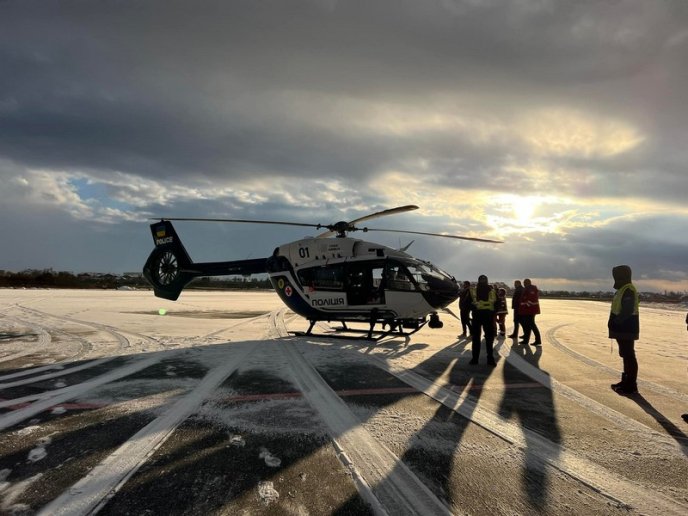 Немовля із Закарпаття терміново транспортують гелікоптером до Львова – 03