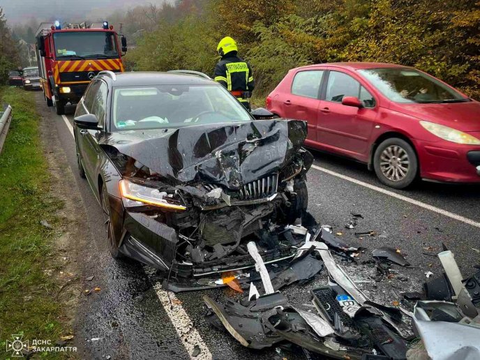 Уламки машин розкидані по дорозі: в області трапилась аварія – 04