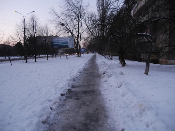 В Ужгороді триває розчистка доріг та тротуарів – 05