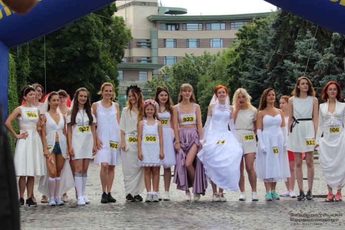 Весільна сукня та кросівки: в Ужгороді відбувся забіг у стилі "наречена-втікачка" – 01