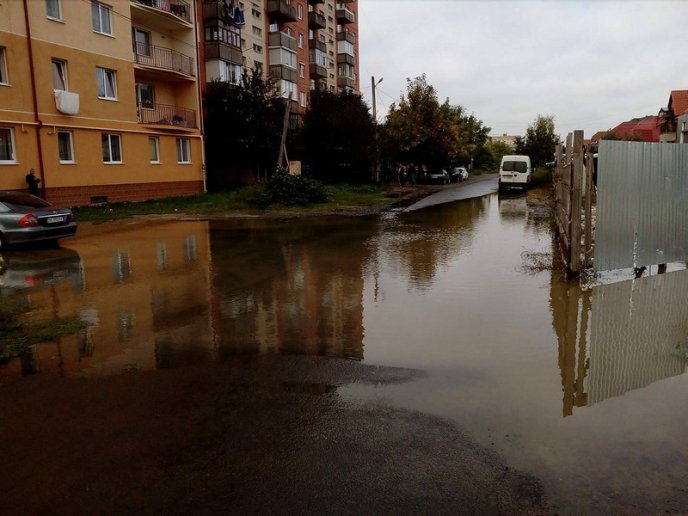 В одному з мікрорайонів Мукачева залило вулиці через прорив труби – 02