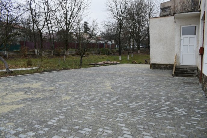 В Ужгороді вимостили бруківкою двір однієї зі шкіл – 03