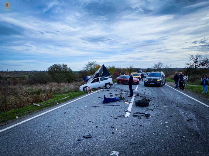 Рятувальники розповіли подробиці ДТП біля села Дунковиця – 01
