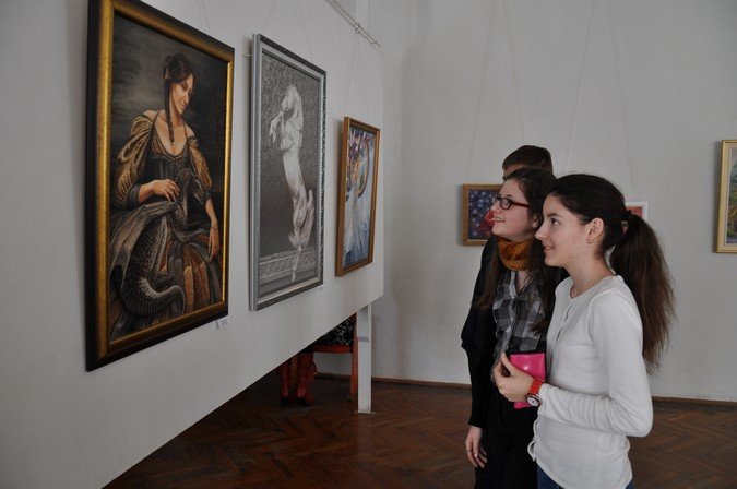 У Мукачівській картинній галереї відкрили виставку до Міжнародного жіночого дня (ФОТОРЕПОРТАЖ) – 01