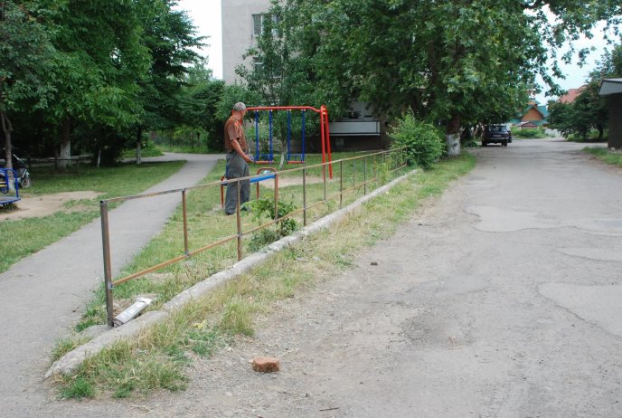 В Іршаві облагороджують дитячий майданчик – 03