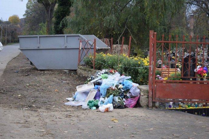 Гори сміття: як виглядає кладовище після Дня пам’яті – 07