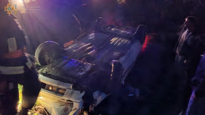 На Закарпатті сталась ДТП: рятувальники витягали водія з понівеченого автомобіля – 02