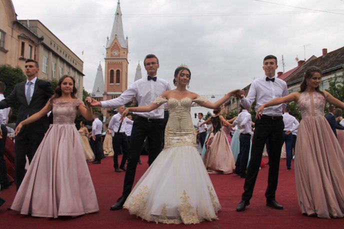 Випускники Мукачева станцювали прощальний вальс – 04