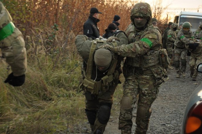 У Мукачеві "терористи" захопили потяг та взяли в заручники його охоронців – 07