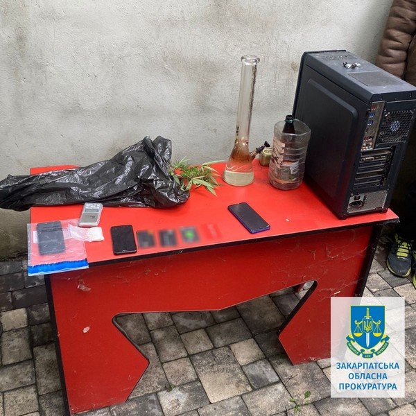 Шукав клієнтів через Telegram: в Ужгороді затримали чоловіка – 03