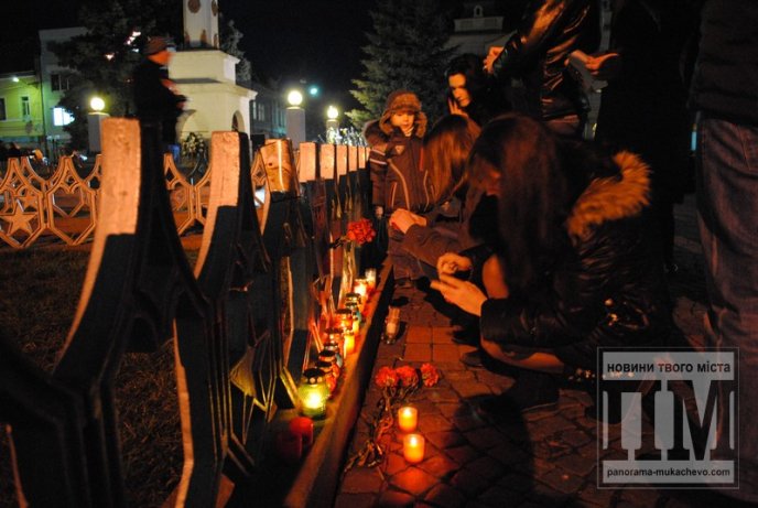 Мукачівці пом’янули героїв, які загинули на Майдані (ФОТО) – 01