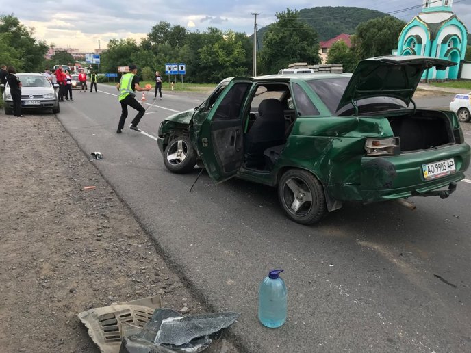 У Мукачеві сталась ДТП: "Toyota Land Cruiser" протаранила "десятку", всередині якої були діти – 02