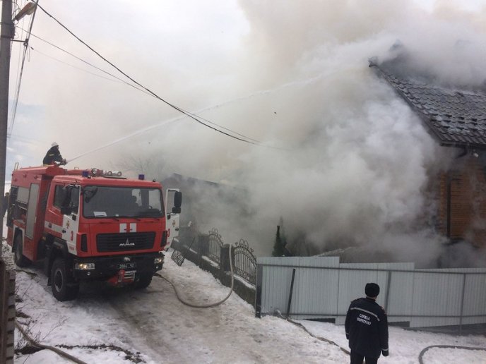 12 рятувальників вранці гасили палаючий будинок – 01