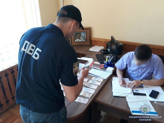 22-річний хлопець хотів дати поліцейському хабар – 01