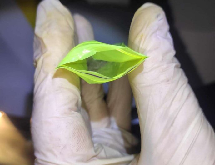 Чоловіки смикались та поводили себе надто дивно: поліцейські двічі виявили у закарпатців підозрілі речовини – 04