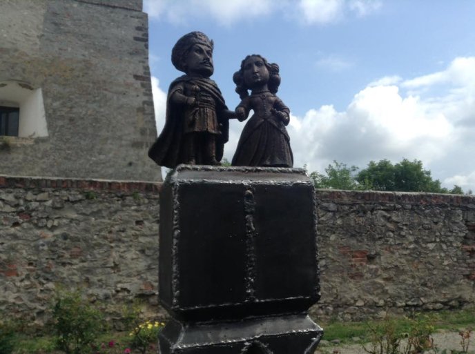 У Мукачеві з’явилась міні-скульптура Ілони Зріні – 07 У Мукачеві з’явилась міні-скульптура Ілони Зріні – 07