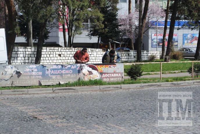 Вулиці Мукачева прибирають від рекламних носіїв (ФОТО) – 01