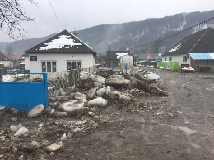 У селі Бронька, що на Іршавщині, вода зруйнувала будинки та засипала брилами городи – 06