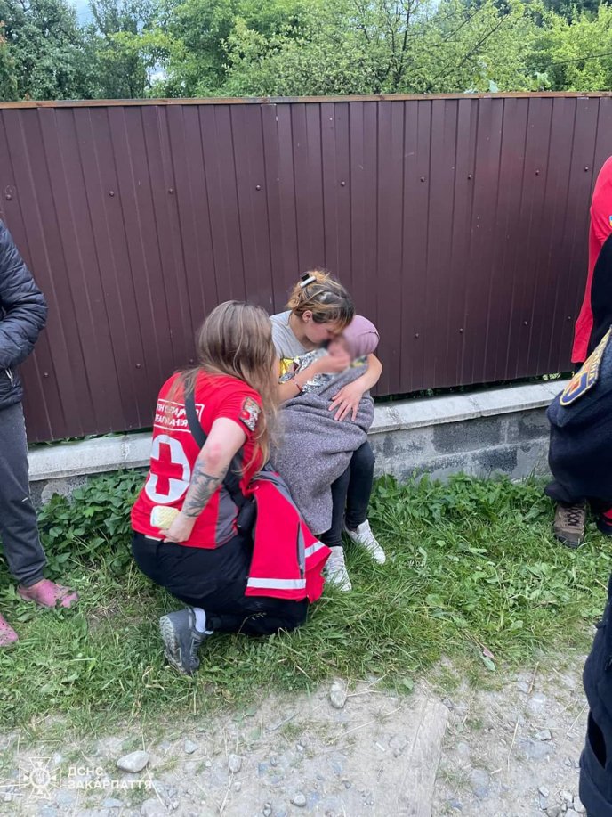 Дивовижний порятунок: понад сотня людей шукали 2-річного хлопчика на Закарпатті – 03 Дивовижний порятунок: понад сотня людей шукали 2-річного хлопчика на Закарпатті – 03