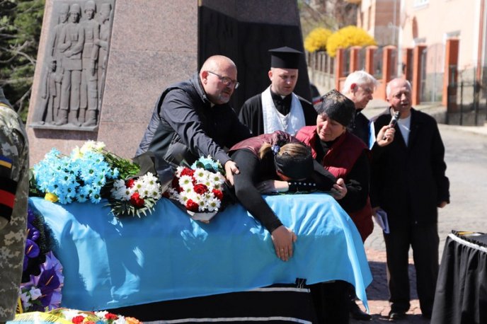 Отримав множинні осколкові поранення від вибуху: в Ужгороді поховали військового – 03