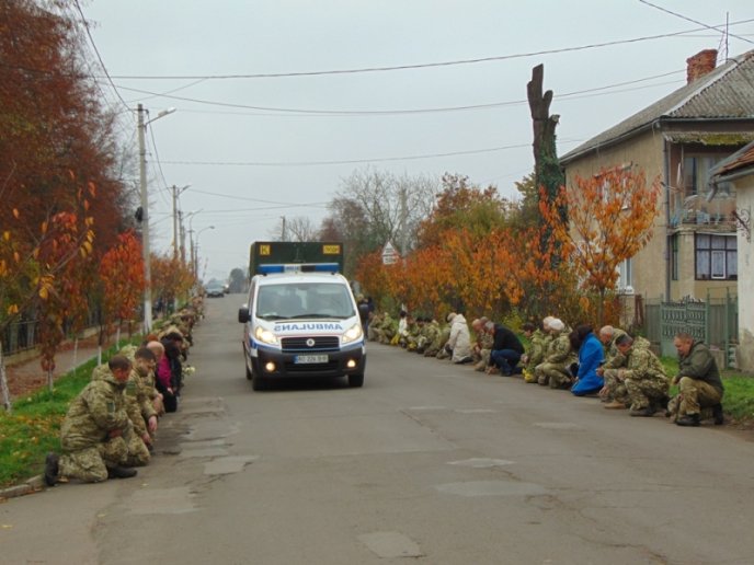 На Закарпатті поховали 21-річного військового – 02