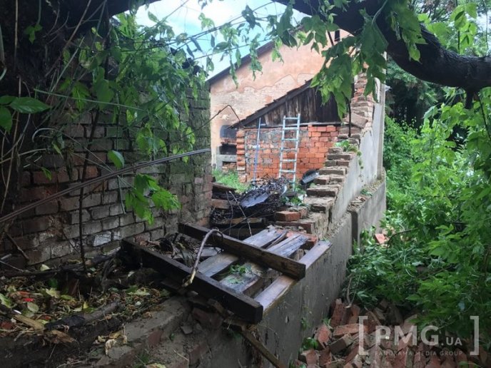На парковці позаду мукачівської ратуші стіна розтрощила п’ять автівок – 07 На парковці позаду мукачівської ратуші стіна розтрощила п’ять автівок – 07