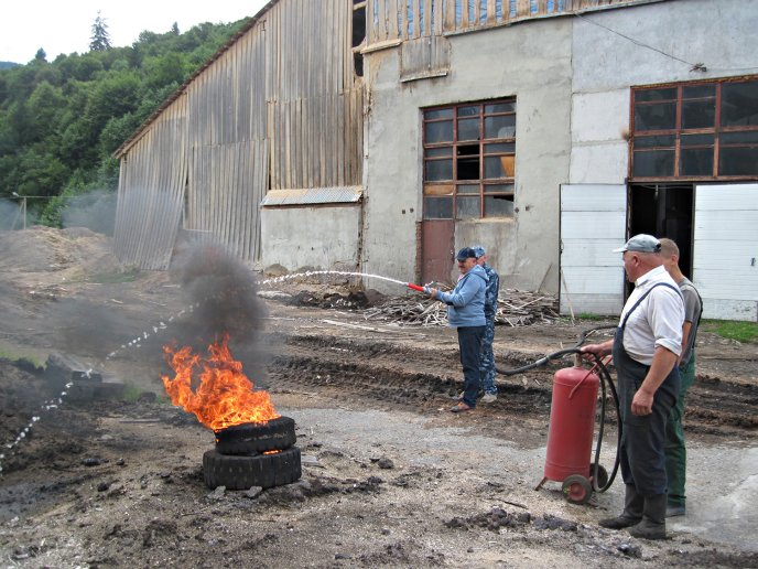 Міжгірські вогнеборці вчилися гасити пожежу на місцевому лісокомбінаті – 01