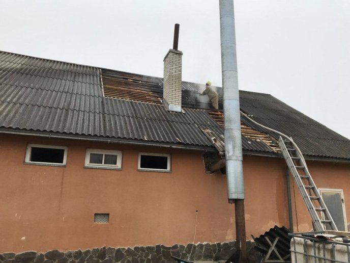 8 вогнеборців гасили пожежу на підприємстві – 01