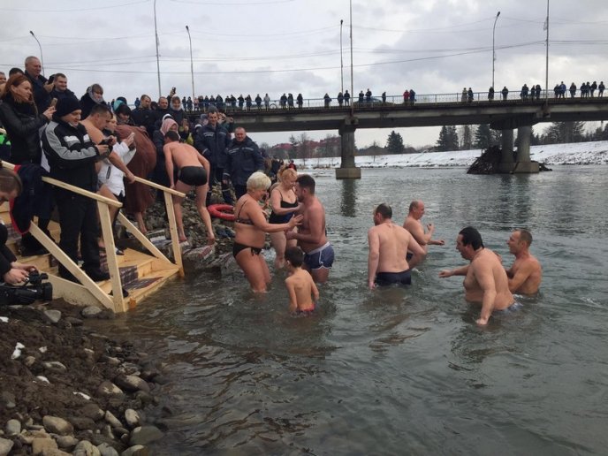 Як у Мукачеві воду освячували та занурювалися в Латорицю – 02