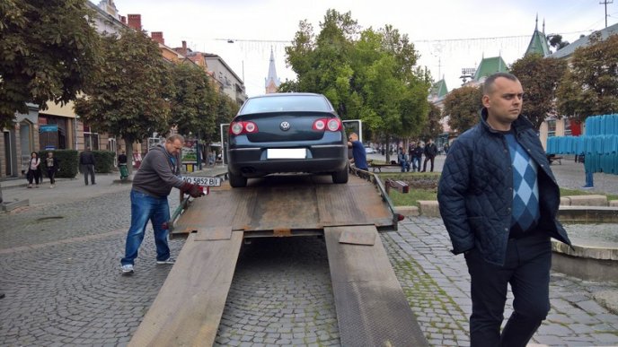 У Мукачеві муніципали складають протоколи на власників автівок за паркування в пішохідних зонах – 05