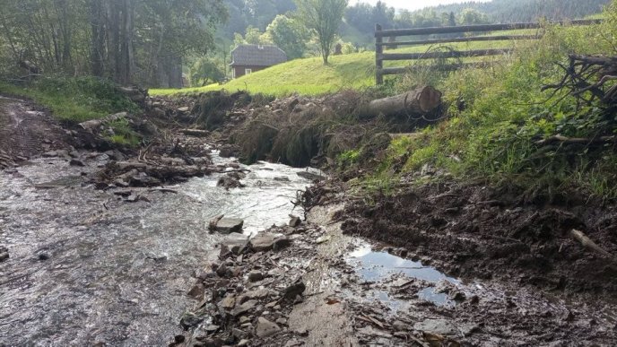 У Закарпатському селі через підвищення рівня води змило дорогу – 03
