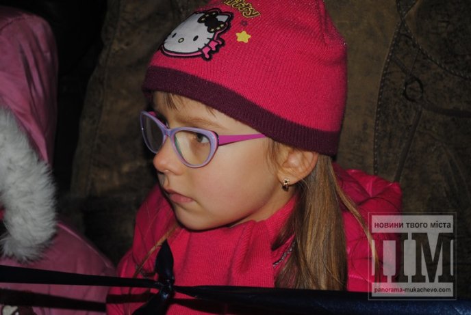У Мукачеві святковими вогнями запалили головну новорічну красуню міста (ФОТОРЕПОРТАЖ) – 01 У Мукачеві святковими вогнями запалили головну новорічну красуню міста (ФОТОРЕПОРТАЖ) – 01