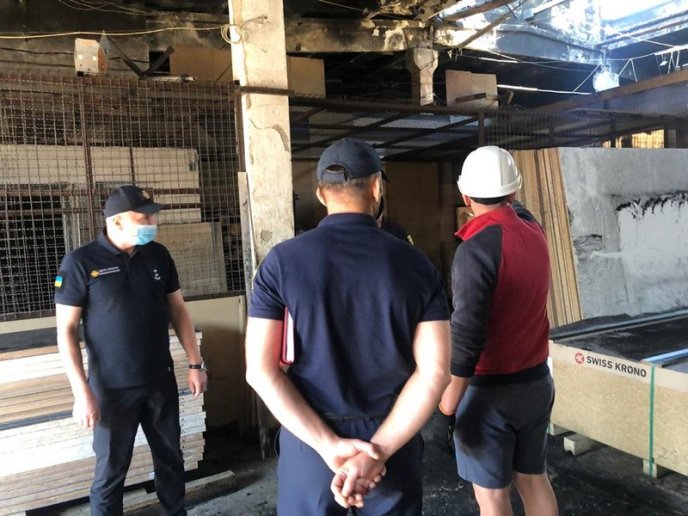 Керівник закарпатських надзвичайників побував на місці масштабної пожежі у Хусті – 03