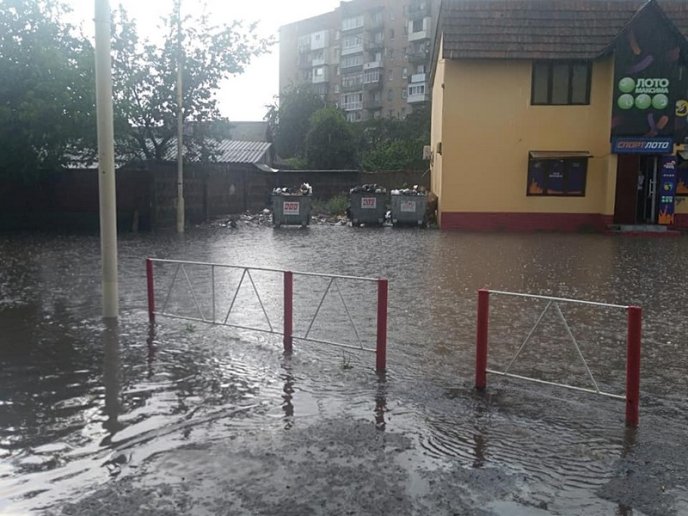 Злива перетворила територію автовокзалу в Ужгороді на велике озеро – 01