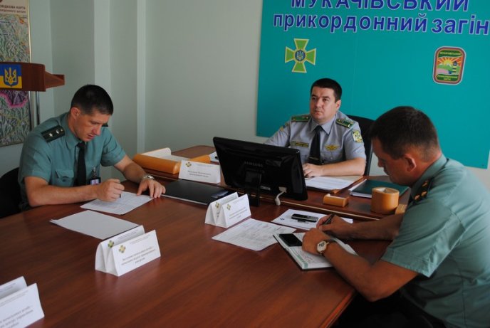 Мукачівські прикордонники разом зі своїми колегами та туроператорами обговорили нові правила перетину кордону для туристів – 05