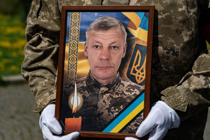 В Ужгороді попрощались із полеглим військовим – 01