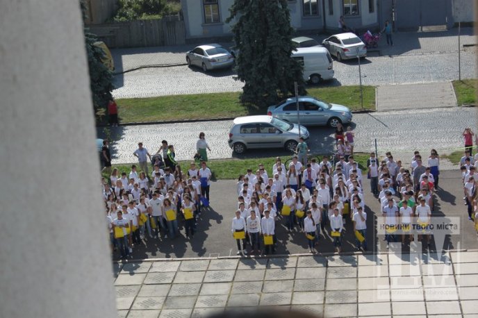 Мукачівські школярі присвятили патріотичний флешмоб єдиній Україні (ФОТОРЕПОРТАЖ) – 03