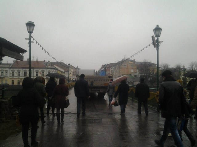 У центрі Ужгорода встановили новорічну ялинку – 03