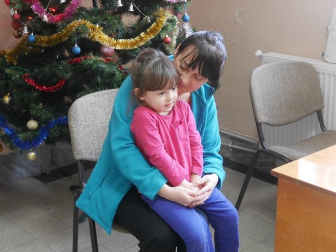 До маленьких пацієнтів Ужгородської міської дитячої лікарні завітали Дід Мороз зі Снігуронькою  – 02