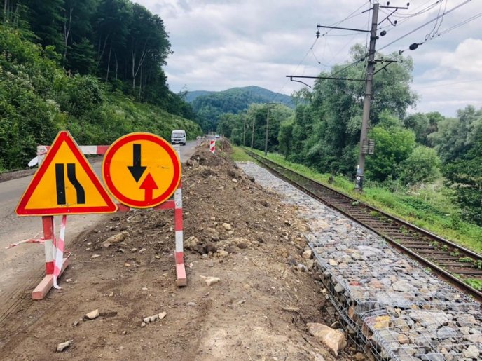 На дорозі від Перечина до Ужгорода влаштовують підпірну стінку – 01