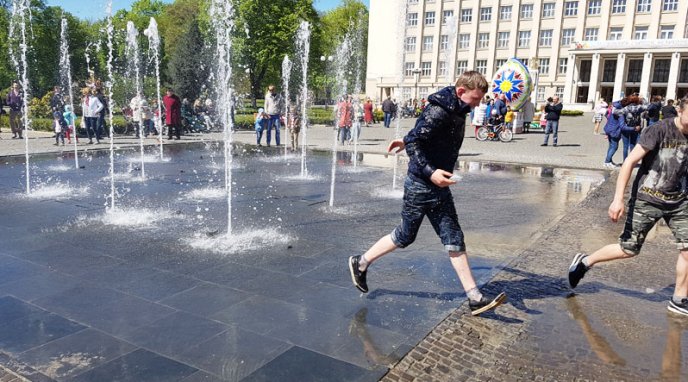 Поливаний понеділок: ужгородці кидають одне одного у фонтан – 06 Поливаний понеділок: ужгородці кидають одне одного у фонтан – 06
