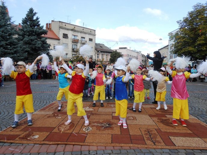 Всеукраїнський День дошкілля у Мукачеві відсвяткували парадом (ФОТО) – 06 Всеукраїнський День дошкілля у Мукачеві відсвяткували парадом (ФОТО) – 06