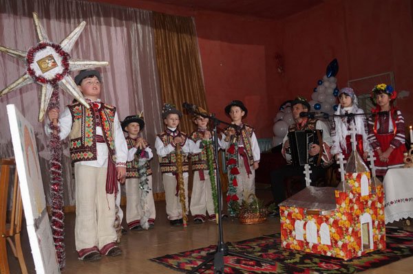 У Тернові малеча з дитсадків і шкіл «заколядувала» гарні призи – 05