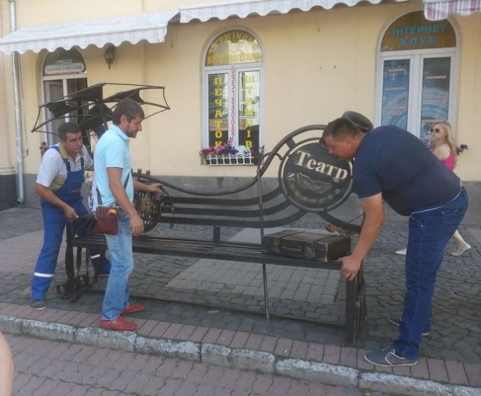 У центрі Мукачева встановлюють незвичну лавицю – 12