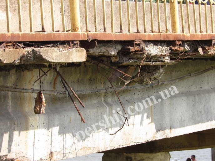 На мосту у Мукачеві знову з’явились провалля – 02