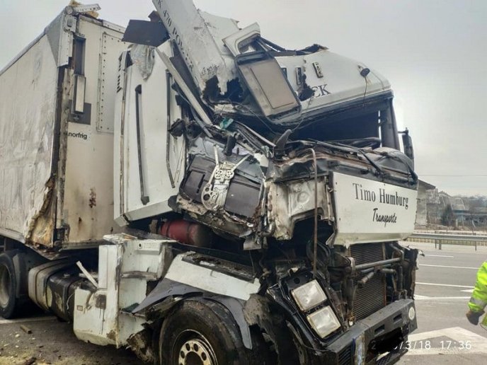 На трасі "Київ-Чоп" перекинулася вантажівка із цукерками, – соцмережі – 02